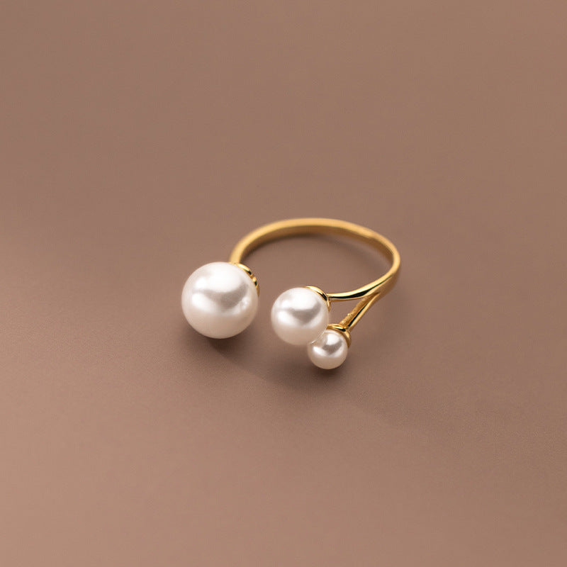 Elegancki pierścionek z trzema perełkami