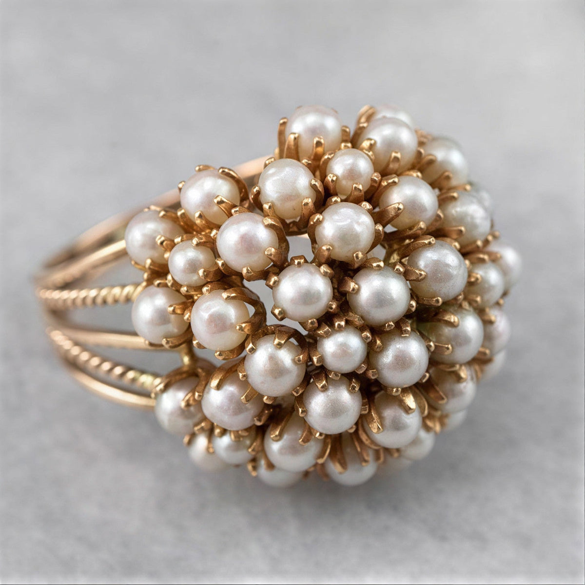 Klasyczny pierścionek w kolorze złota z perłą