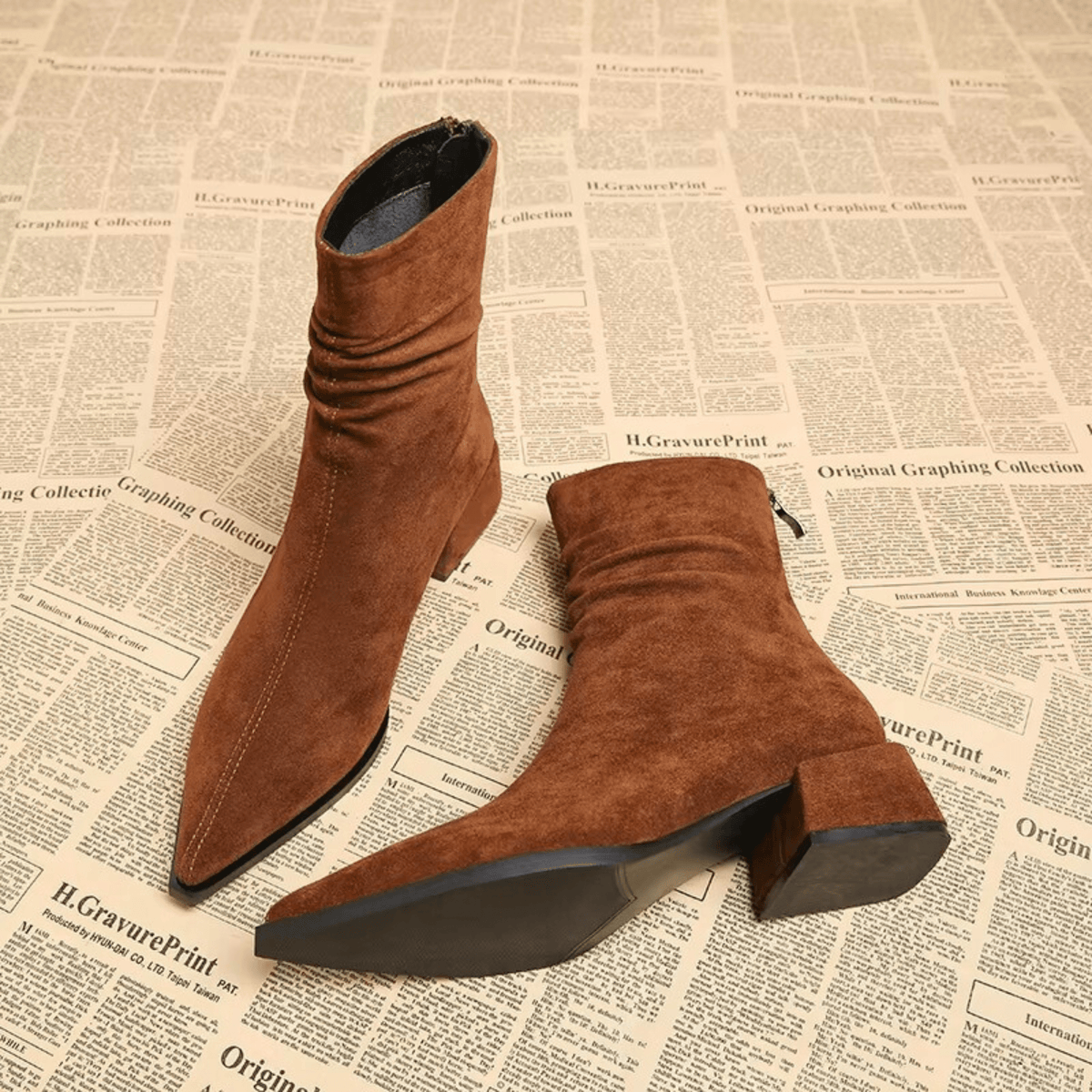 Ilona – zamszowe botki w szpic