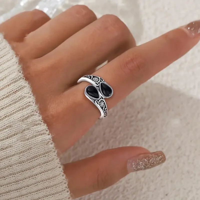 Elegancki pierścionek z kwiatem w stylu kamienia księżycowego