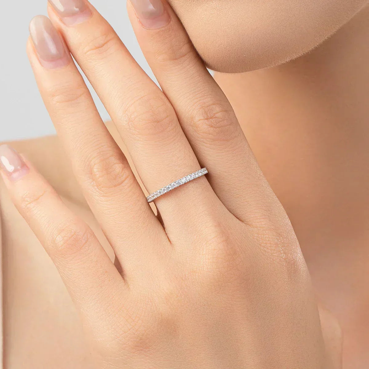 Minimalistyczny pierścionek Eternity ze srebra 925